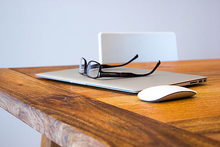 1776655948445811.jpg macbook-notebook-home-office-workstation-thumb.jpg